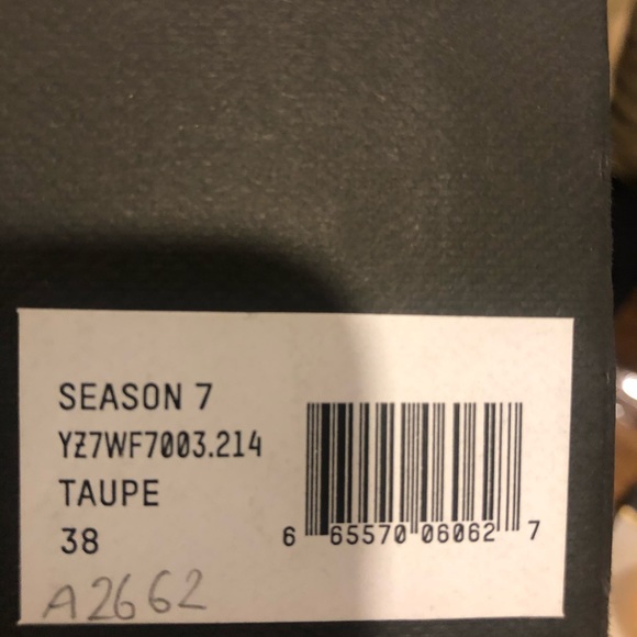 Never worn- Yeezy- taupe thick suede desert boot - Picture 7 of 7